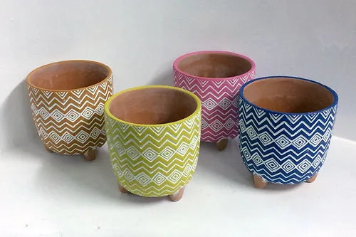 בית עציץ גיאומטרי על רגליים